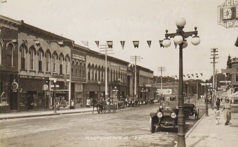 Main street in Independence. Early 1900s.